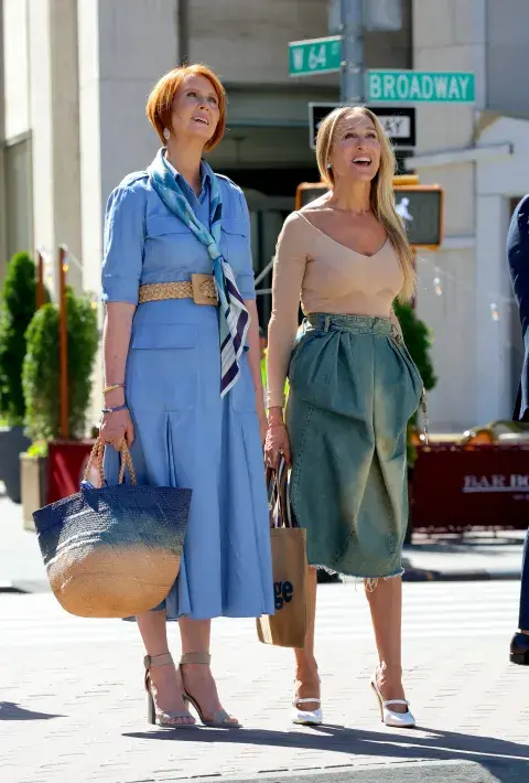 Sarah Jessica Parker y Cynthia Nixon en el set de la tercera temporada de And Just Like That. Sarah Jessica Parker y Cynthia Nixon en el set de la tercera temporada de And Just Like That.