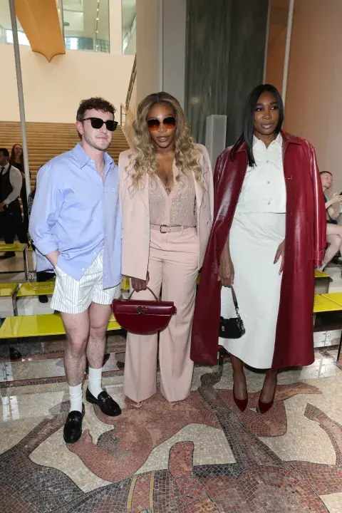 Paul con las hermanas Serena y Venus Williams en el desfile de Gucci. Paul con las hermanas Serena y Venus Williams en el desfile de Gucci.