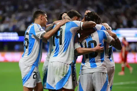 En el primer encuentro por la Copa América 2024, la Selección Argentina se midió frente a Cánada con un triunfo que llegó en el segundo tiempo por 2 a 0 En el primer encuentro por la Copa América 2024, la Selección Argentina se midió frente a Cánada con un triunfo que llegó en el segundo tiempo por 2 a 0