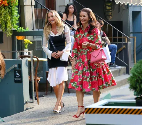 Sarah Jessica Parker y Kristin Davis en el set de And Just Like That. Sarah Jessica Parker y Kristin Davis en el set de And Just Like That.
