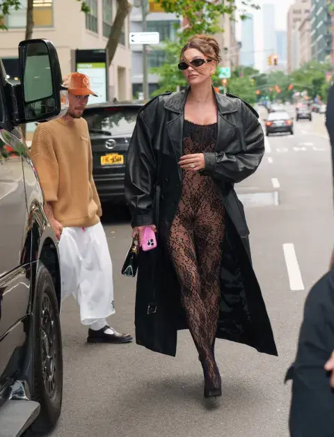 Hailey Bieber hace unos días en las calles de Nueva York. Un look sexy con un toque rockero. Una combinación ideal de de catsuit al cuerpo con abrigo oversize. Hailey Bieber hace unos días en las calles de Nueva York. Un look sexy con un toque rockero. Una combinación ideal de de catsuit al cuerpo con abrigo oversize.