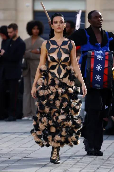 Katy Perry y sus transparencias en París. Katy Perry y sus transparencias en París.