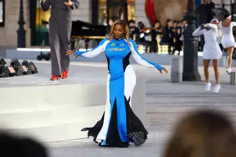 Serena Williams desfiló con un look de Ib Kamara que lleva el tenis directo a la pasarela. Serena Williams desfiló con un look de Ib Kamara que lleva el tenis directo a la pasarela.
