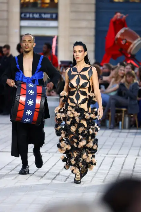 Katy Perry desfiló con un vestido geométrico de Noir Kei Ninomiya. Katy Perry desfiló con un vestido geométrico de Noir Kei Ninomiya.