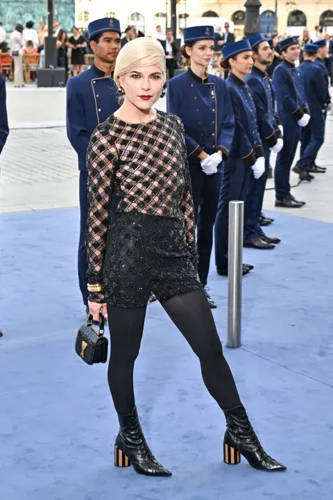Selma Blair acompañó su traje de dos piezas negro con una micro bag y un par de botas de caña corta. Selma Blair acompañó su traje de dos piezas negro con una micro bag y un par de botas de caña corta.