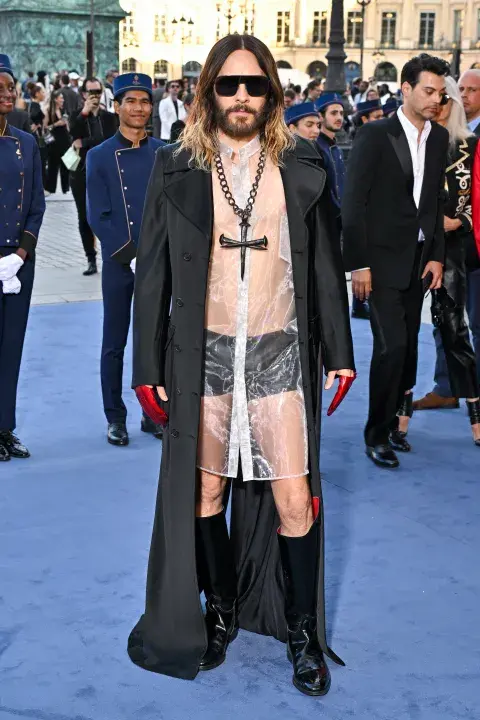 Jared Leto apostó por un look transparente y se sumó a la tendencia de la ropa interior visible. Jared Leto apostó por un look transparente y se sumó a la tendencia de la ropa interior visible.