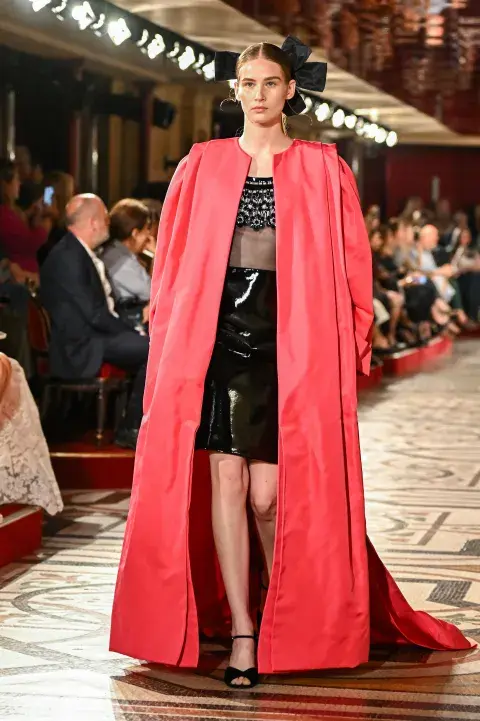 Abrigos y capas extra largos en el desfile de Chanel. Atenti a la falda acharolada que también se viene. Abrigos y capas extra largos en el desfile de Chanel. Atenti a la falda acharolada que también se viene.