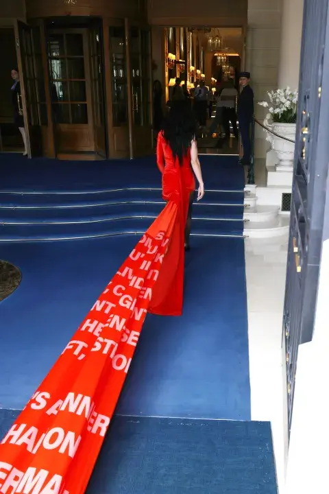 Katy Perry y su vestido con cola de 150 metros en París. Katy Perry y su vestido con cola de 150 metros en París.