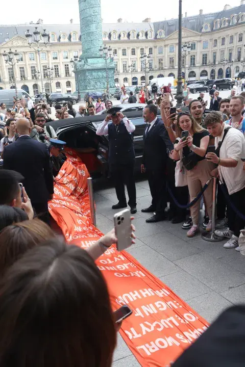 Katy Perry y su vestido con cola de 150 metros en París. Katy Perry y su vestido con cola de 150 metros en París.