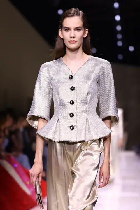 Corte peplum (con volumen en la cadera y cintura marcada) en Giorgio Armani Privé. En texturas metalizadas que también se vienen con toda. Corte peplum (con volumen en la cadera y cintura marcada) en Giorgio Armani Privé. En texturas metalizadas que también se vienen con toda.