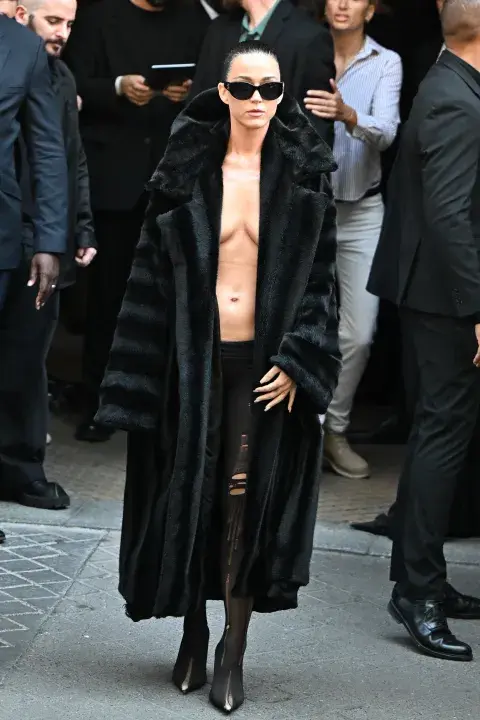Katty Perry en Balenciaga con un look naked y medias de tiro súper bajo, cubierta con un maxi tapado. Katty Perry en Balenciaga con un look naked y medias de tiro súper bajo, cubierta con un maxi tapado.