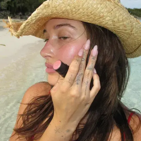 Hailey Bieber, la reina de las Blush nails. Hailey Bieber, la reina de las Blush nails.