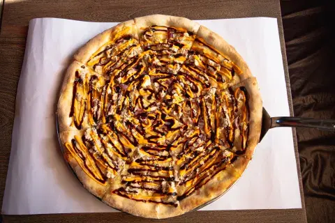 Pizza con pollo, chedar y BBQ