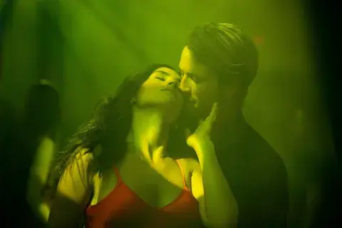 Una historia donde se cruzan la comedia negra y el romance. Una historia donde se cruzan la comedia negra y el romance.