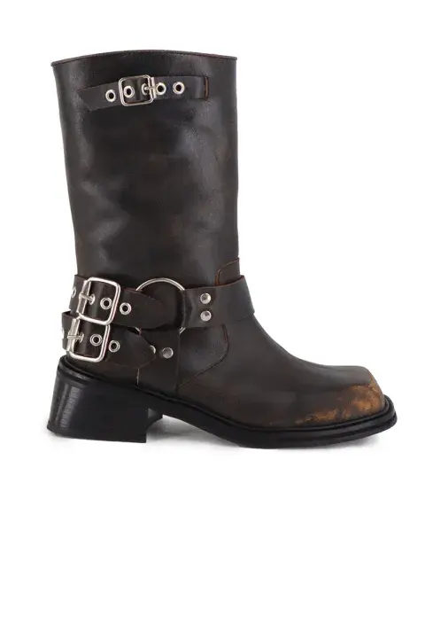 En cuero marrón con efecto gastado, otro infaltable de las biker boots. Las conseguís en @sofia.sarkany En cuero marrón con efecto gastado, otro infaltable de las biker boots. Las conseguís en @sofia.sarkany