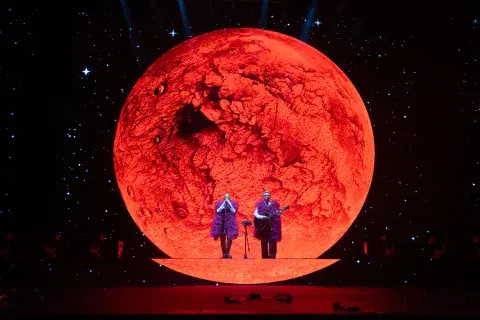 Una Luna Roja envolvió a Miranda para su set acústico. Una Luna Roja envolvió a Miranda para su set acústico.