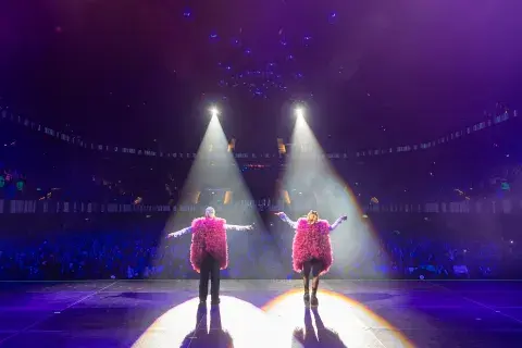 Sobre el escenario, Miranda! sabe cómo hacer una performance, pasando por su repertorio de hits y haciendo bailar a los 15.000 asistentes al show. Sobre el escenario, Miranda! sabe cómo hacer una performance, pasando por su repertorio de hits y haciendo bailar a los 15.000 asistentes al show.