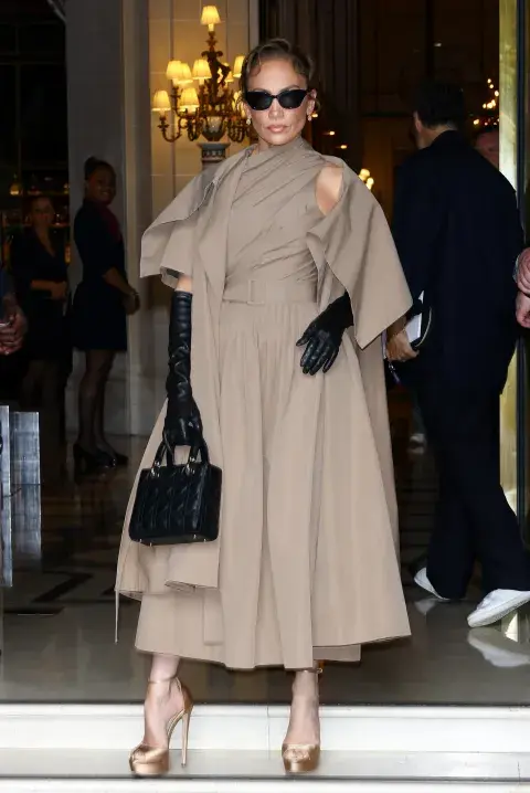 Con un lookazo impecable, JLo deslumbró en el desfile de Dior con otra de las tendencias en un vestido monocromo con escote drapeado, cintura ajustada y accesorios en negro. ¿Los guantes hasta el codo? Un sí rotundo. Con un lookazo impecable, JLo deslumbró en el desfile de Dior con otra de las tendencias en un vestido monocromo con escote drapeado, cintura ajustada y accesorios en negro. ¿Los guantes hasta el codo? Un sí rotundo.