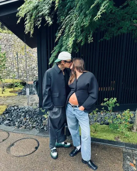 Hailey y Justin Bieber juntos. Ella con un look casual y muy canchero. Blazer oversize, loose jeans y mocasines. Hailey y Justin Bieber juntos. Ella con un look casual y muy canchero. Blazer oversize, loose jeans y mocasines.