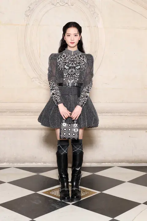 Kim Jisoo en el desfile de Dior: increíble su vestido bordado con la falda "balloon", una de las tendencias de la temporada. Completa el lookazo unas botas altas estilo bucaneras con medias a la vista. Kim Jisoo en el desfile de Dior: increíble su vestido bordado con la falda "balloon", una de las tendencias de la temporada. Completa el lookazo unas botas altas estilo bucaneras con medias a la vista.