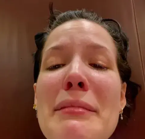 Las lágrimas de Halsey recibiendo tratamiento por sus enfermedades.
