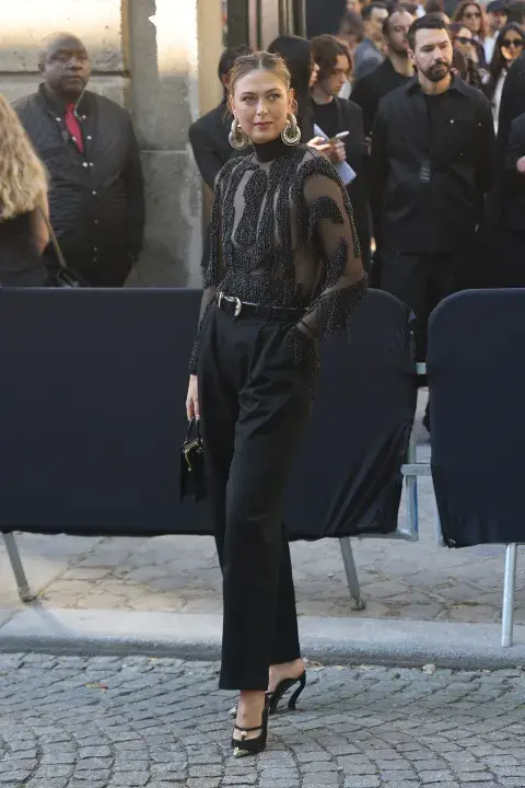 La ex tenista María Sharapova, hoy modelo y periodista, fue al desfile de Schiaparelli con un look total black clásico, pero con el detalle de las transparencias y los brillos en una polera con recortes. ¿Otro acierto? Los maxi accesorios. La ex tenista María Sharapova, hoy modelo y periodista, fue al desfile de Schiaparelli con un look total black clásico, pero con el detalle de las transparencias y los brillos en una polera con recortes. ¿Otro acierto? Los maxi accesorios.