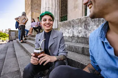 En el país se consumen unos 100 litros de mate al año por persona. En el país se consumen unos 100 litros de mate al año por persona.