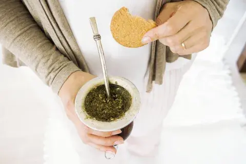 Para curar el mate vas a necesitar untar con algun material graso, yerba y agua caliente. Para curar el mate vas a necesitar untar con algun material graso, yerba y agua caliente.
