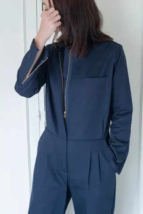 Monoprenda azul de gabardina. Monoprenda azul de gabardina.