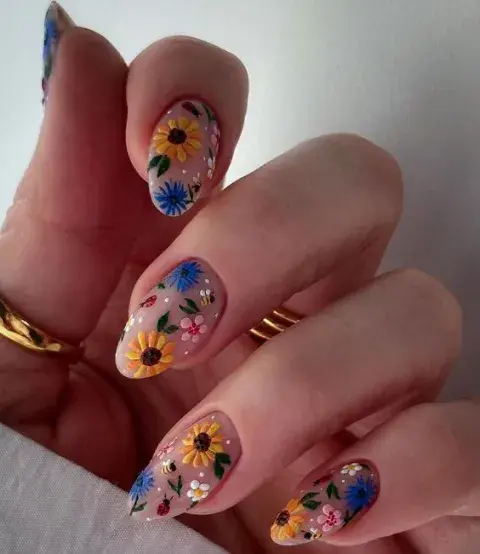 Diferentes tipos de flores realistas sobre una base natural. Diferentes tipos de flores realistas sobre una base natural.