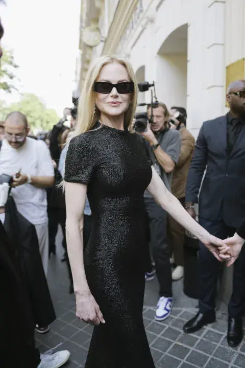 Minimalista e impecable: así llegó Nicole Kidman al desfile de Balenciaga. Con un vestido negro de silueta bien al cuerpo y con textura brillosa, confirmando la máxima de que "menos es más". Minimalista e impecable: así llegó Nicole Kidman al desfile de Balenciaga. Con un vestido negro de silueta bien al cuerpo y con textura brillosa, confirmando la máxima de que "menos es más".