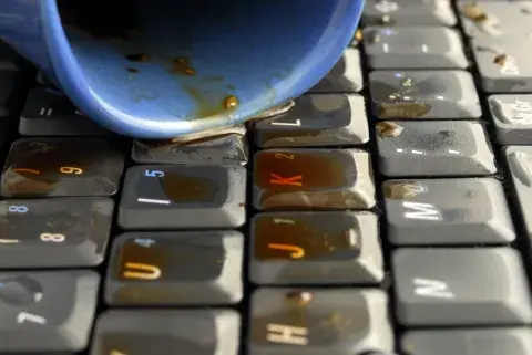 Para secar la computadora, conviene dejarla abierta a noventa grados con una fuente de aire fresco que ayude a secarla Para secar la computadora, conviene dejarla abierta a noventa grados con una fuente de aire fresco que ayude a secarla