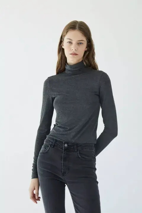 Tener poleras básicas de colores neutros siempre es una salvación a la hora de pensar looks. Este modelo se llama Gaiman y también está en liquidación con 20% OFF. (@awadaoficial, $39.200) Tener poleras básicas de colores neutros siempre es una salvación a la hora de pensar looks. Este modelo se llama Gaiman y también está en liquidación con 20% OFF. (@awadaoficial, $39.200)