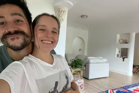 El blanco sigue predominando en la casa, aunque muchos detalles se han eliminado El blanco sigue predominando en la casa, aunque muchos detalles se han eliminado