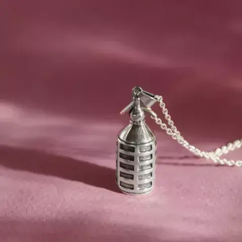 El dije de sifón de Late Metal es lo más cute que vas a ver en mucho tiempo. El dije de sifón de Late Metal es lo más cute que vas a ver en mucho tiempo.