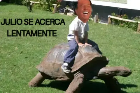 Julio se acerca lentamente Julio se acerca lentamente