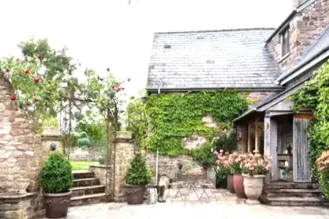 La casona está ubicada en el Parque Nacional Brecon Beacons y cuesta alrededor de £850 la noche La casona está ubicada en el Parque Nacional Brecon Beacons y cuesta alrededor de £850 la noche