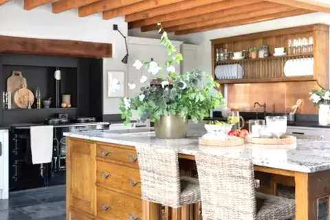 La casa cuenta con un gimnasio, spa, baño de vapor, área de juegos para niños, y una sala de mesa de pool. La casa cuenta con un gimnasio, spa, baño de vapor, área de juegos para niños, y una sala de mesa de pool.
