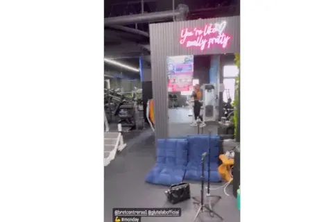 El dato es que tanto el espacio del gimnasio como todas las máquinas para ejercitarse estaban completamente vacías. El dato es que tanto el espacio del gimnasio como todas las máquinas para ejercitarse estaban completamente vacías.