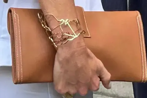 La pulsera era de plata bañado en oro y fue diseñada por la gemóloga argentina, María Luisa Fracchia La pulsera era de plata bañado en oro y fue diseñada por la gemóloga argentina, María Luisa Fracchia