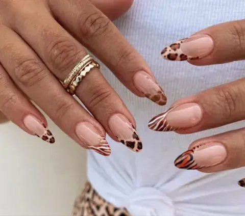 Estas francesitas combinan animal print de diversos animales con varios detalles realistas. Estas francesitas combinan animal print de diversos animales con varios detalles realistas.