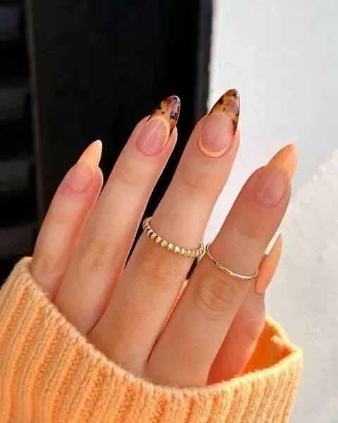Este diseño mezcla dos tendencias: las francesitas animal print y el tono peach fuzz. Este diseño mezcla dos tendencias: las francesitas animal print y el tono peach fuzz.