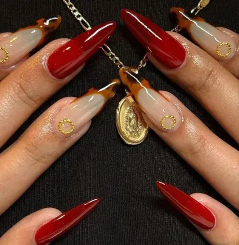Este diseño también se luce en uñas largas. Este diseño también se luce en uñas largas.