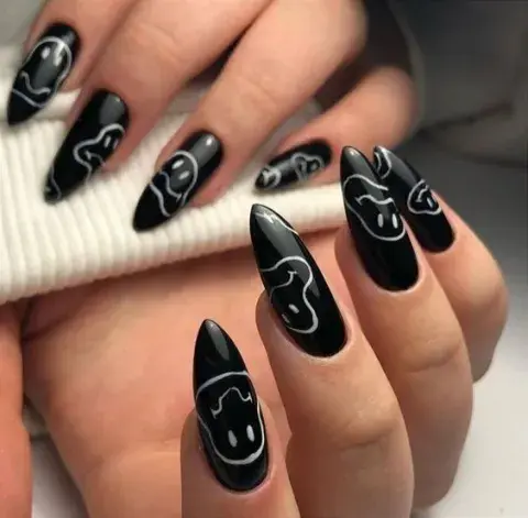 Diseño de base negra con detalles gráficos en blanco.