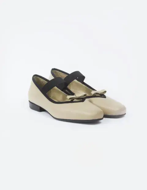 Con un poco de taco, para un look más elegante. Son de @valdezshoes Con un poco de taco, para un look más elegante. Son de @valdezshoes