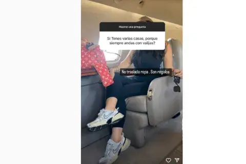 Wanda Nara volvió a subirse a un avión. Esta vez, rumbo a Buenos Aires reveló qué lleva en las numerosas valijas cuando viaja. Wanda Nara volvió a subirse a un avión. Esta vez, rumbo a Buenos Aires reveló qué lleva en las numerosas valijas cuando viaja.