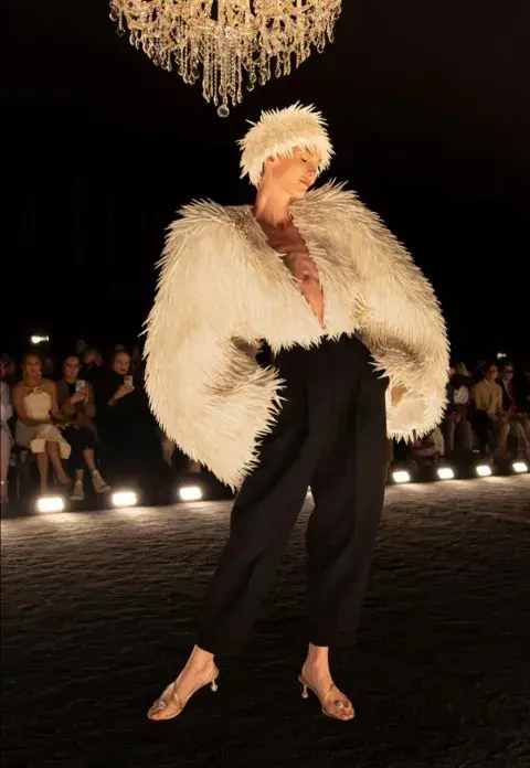 En la pasarela de Elsa Schiaparelli descubrimos que texturas son tendencia y parece que el abrigo tipo Yetty está de vuelta En la pasarela de Elsa Schiaparelli descubrimos que texturas son tendencia y parece que el abrigo tipo Yetty está de vuelta