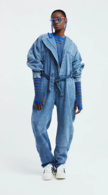 Monoprenda de jean y silueta oversize. Monoprenda de jean y silueta oversize.