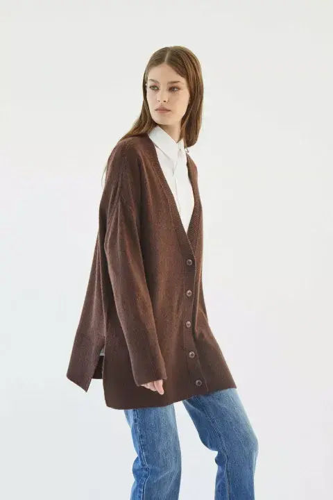 De corte oversize y con tajos laterales. Lo conseguís en @awadaoficial De corte oversize y con tajos laterales. Lo conseguís en @awadaoficial