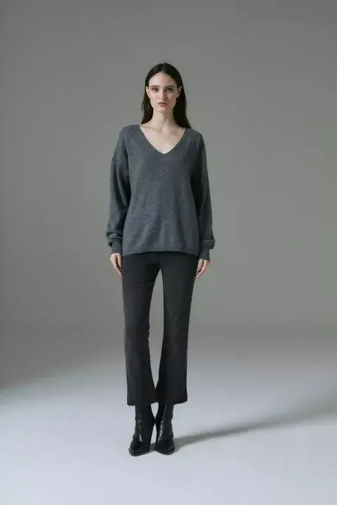 Jean bootcut en color negro (Awada, $120.000) Jean bootcut en color negro (Awada, $120.000)